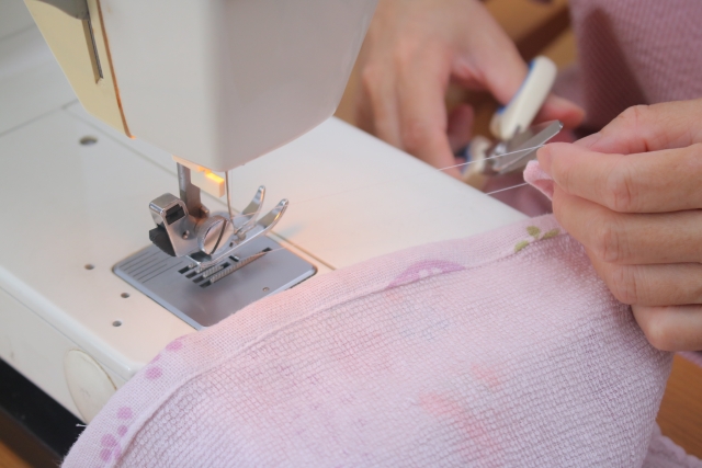 ミシンの糸を切る